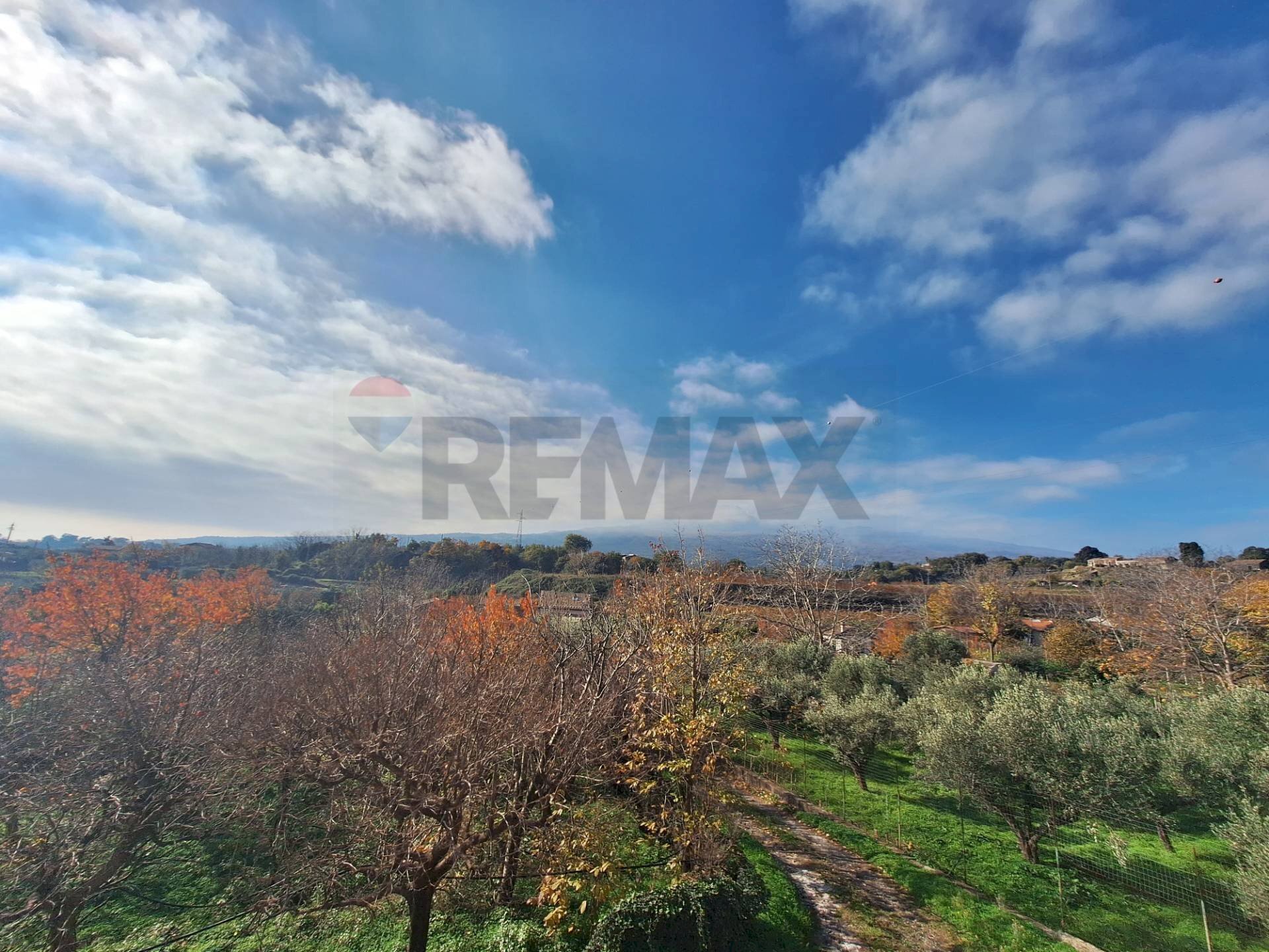 Vista delle montagne - Casa semi indipendente Via Castagne
 
snc, Piedimonte Etneo - foto 2