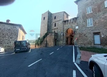 Edificio all\'aperto - Locale Commerciale Largo Santa Maria
3, Paciano - foto 1