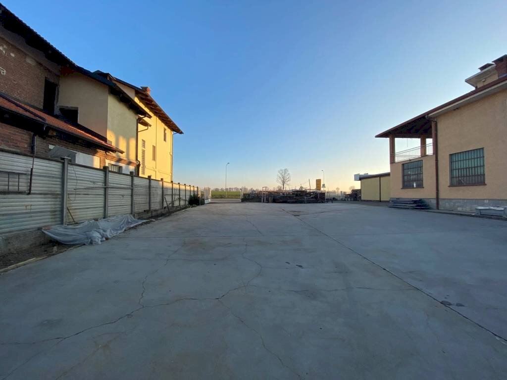 Cortile interno - Capannone via Poirino, 301, Carmagnola - foto 2