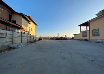 Cortile interno - Capannone via Poirino, 301, Carmagnola - foto 2