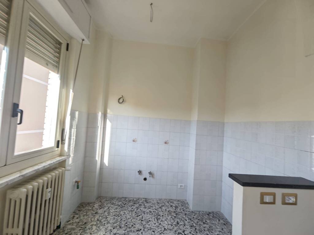 Cucina - Trilocale via Giorgio Basta, Asti - foto 2