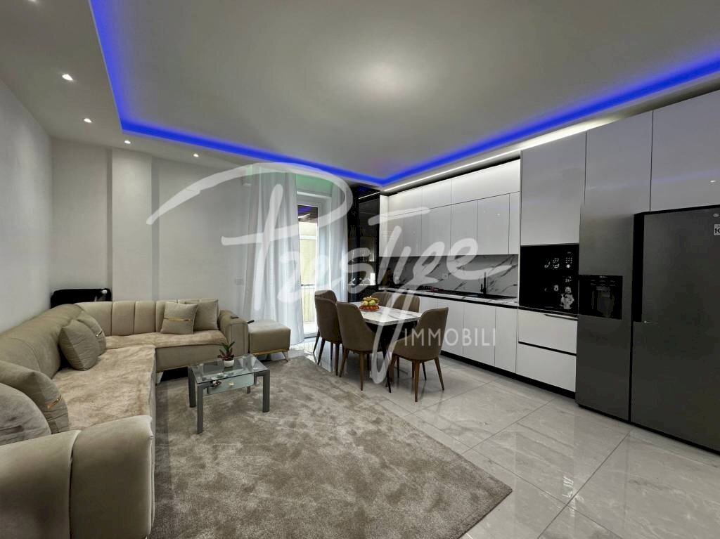 Salone - Quadrilocale piazza Caduti per la Libertà, La Spezia - foto 1