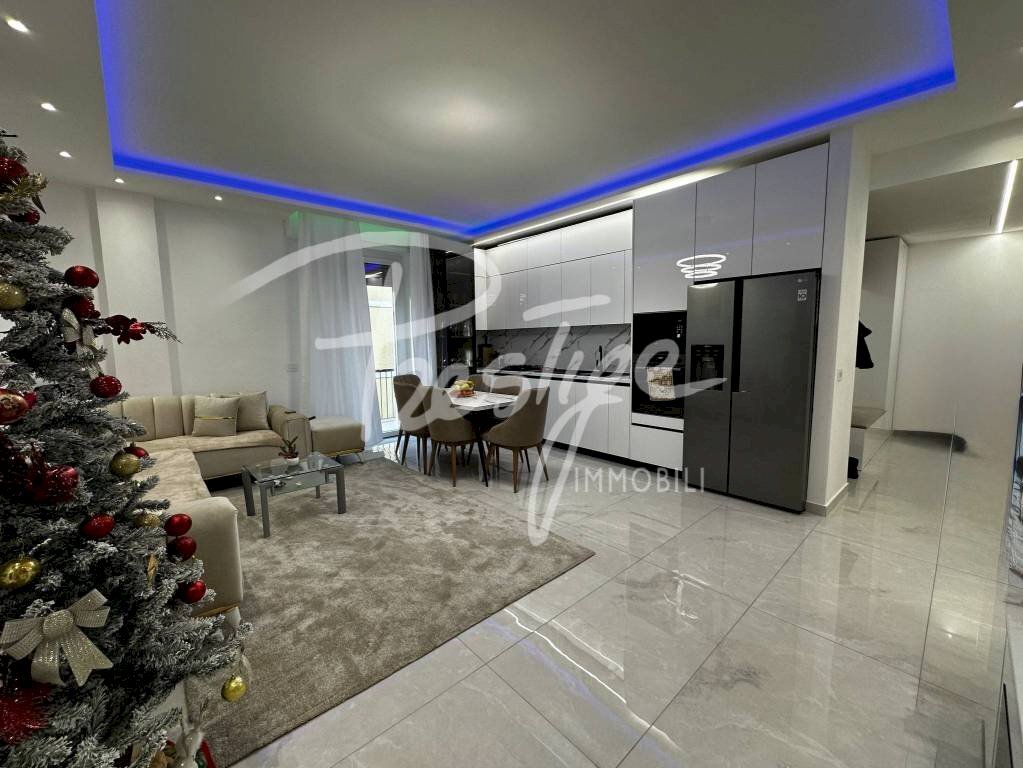 Salone - Quadrilocale piazza Caduti per la Libertà, La Spezia - foto 3