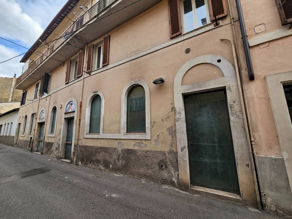 Facciata - Negozio via Terenzio Varrone, Rieti - foto 2
