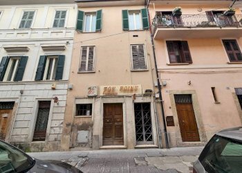 Facciata - Negozio via Terenzio Varrone, Rieti - foto 1