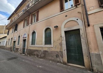 Facciata - Negozio via Terenzio Varrone, Rieti - foto 2