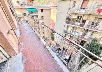 appartamento piano alto con balconata in vendita g - Trilocale via Stefanina Moro, Genova (zona Quezzi) - foto 2