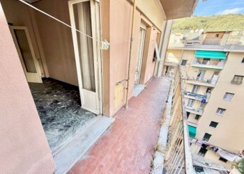 appartamento piano alto con balconata in vendita g - Trilocale via Stefanina Moro, Genova (zona Quezzi) - foto 3