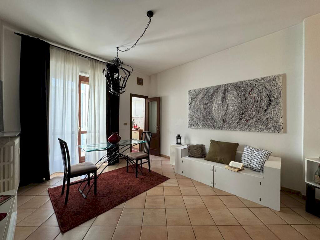 Salone - Two-room apartment Torino (neighborhood Santa Rita) - photo 3