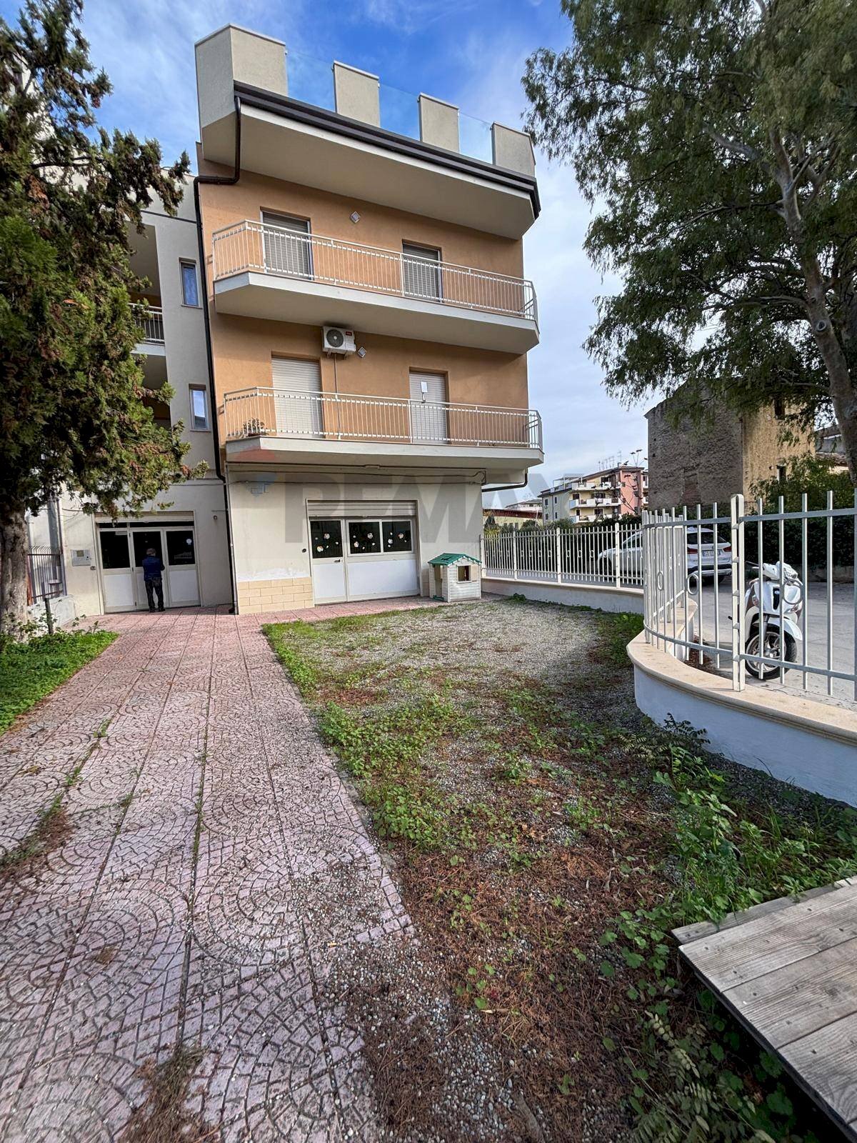 Edificio all\'aperto - Locale Commerciale Via S. Francesco D'Assisi
 
130, Corigliano-Rossano - foto 1