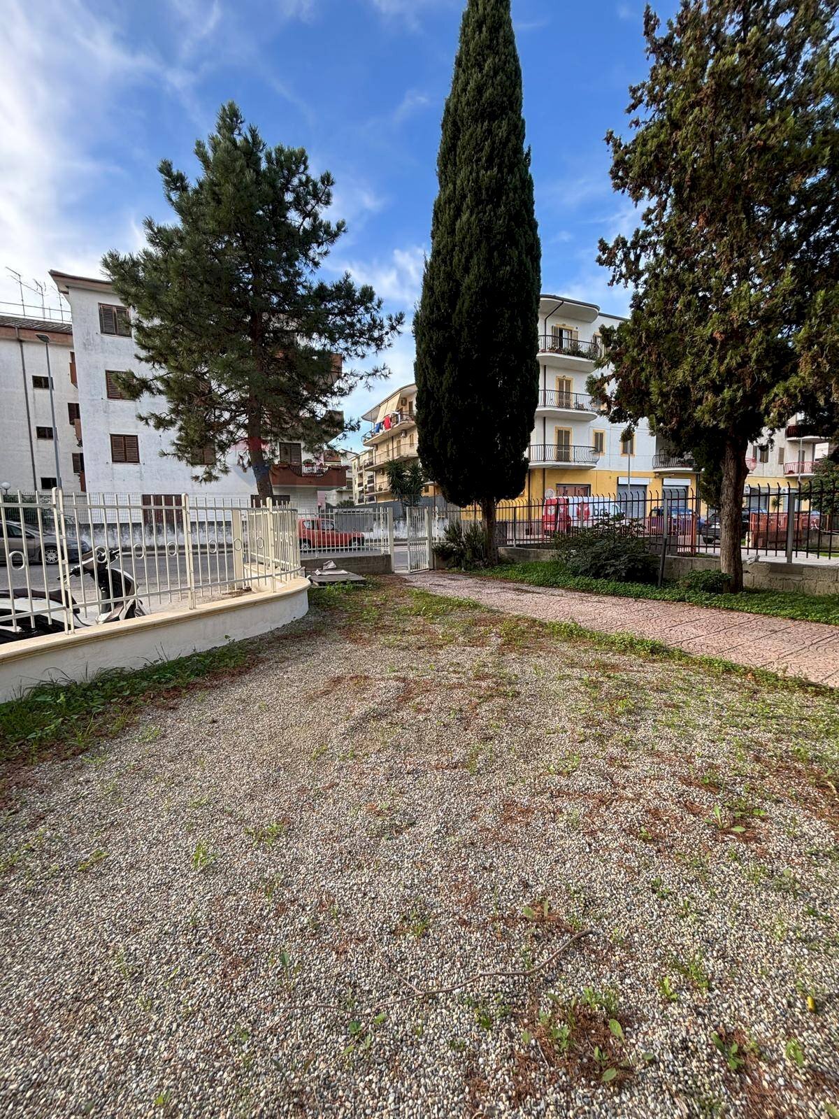 Edificio all\'aperto - Locale Commerciale Via S. Francesco D'Assisi
 
130, Corigliano-Rossano - foto 2