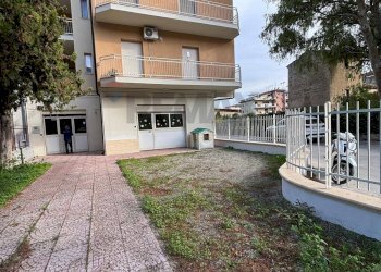 Edificio all\'aperto - Locale Commerciale Via S. Francesco D'Assisi
 
130, Corigliano-Rossano - foto 1