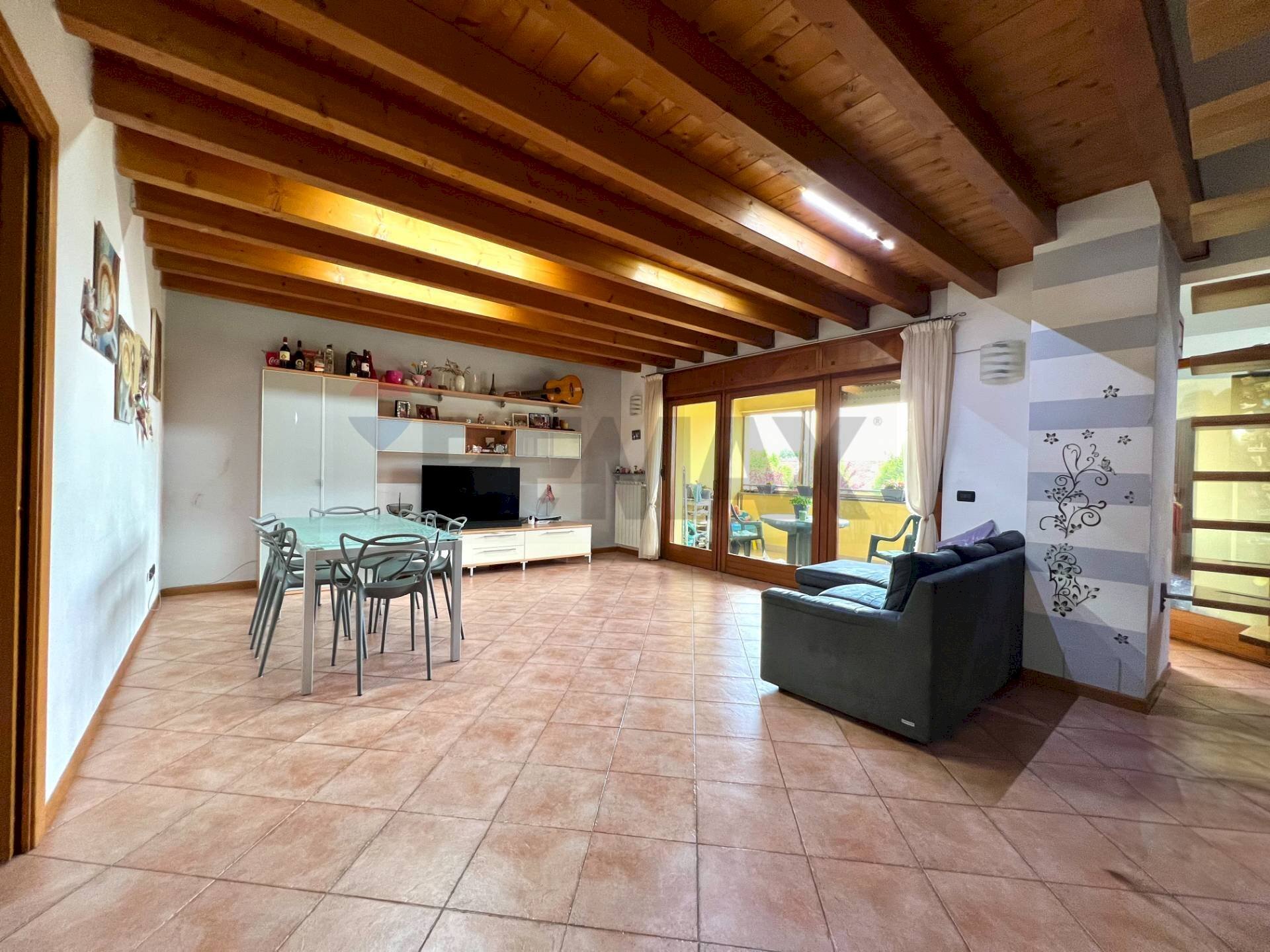 Sala da pranzo - Quadrilocale VIA POMELLO
 
1/B, Castelvetro Piacentino - foto 1