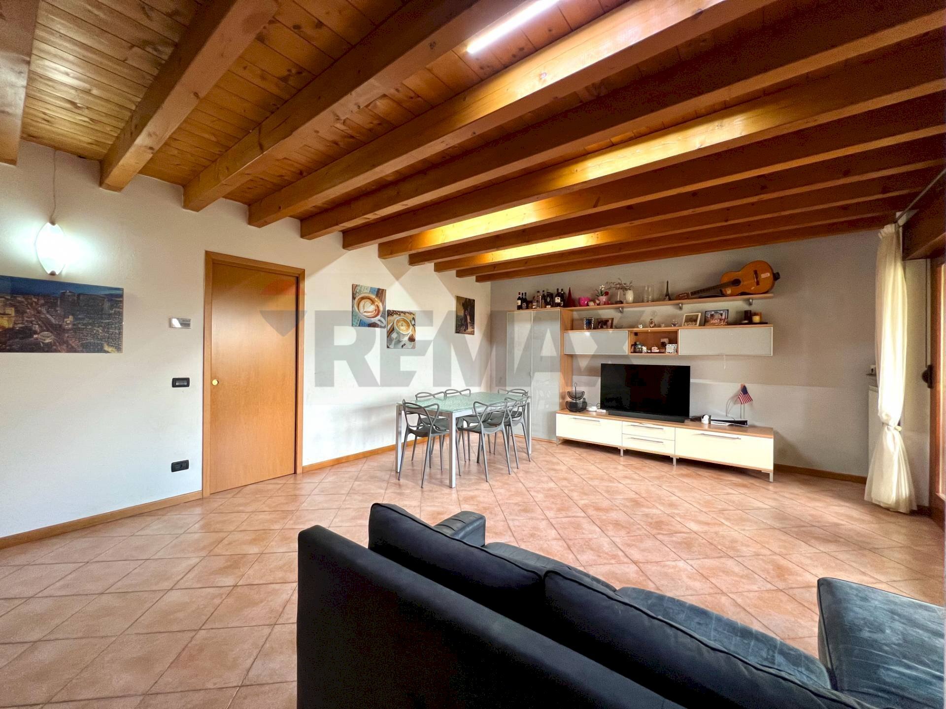 Sala da pranzo - Quadrilocale VIA POMELLO
 
1/B, Castelvetro Piacentino - foto 3