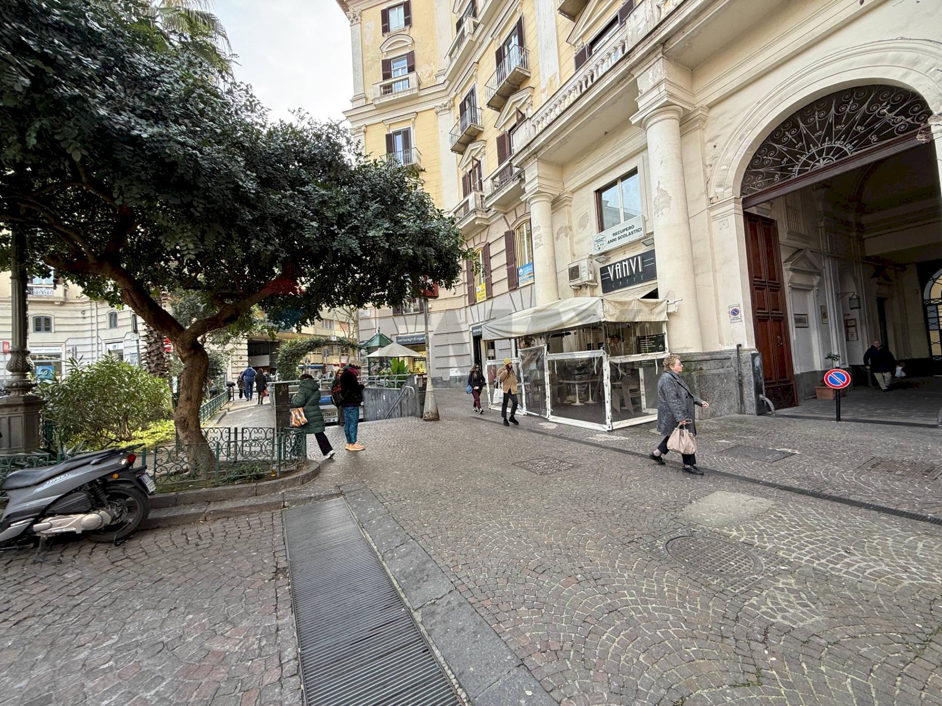 Edificio all\'aperto - Locale Commerciale Napoli - foto 2