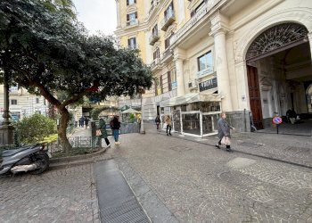 Edificio all\'aperto - Locale Commerciale Napoli - foto 2