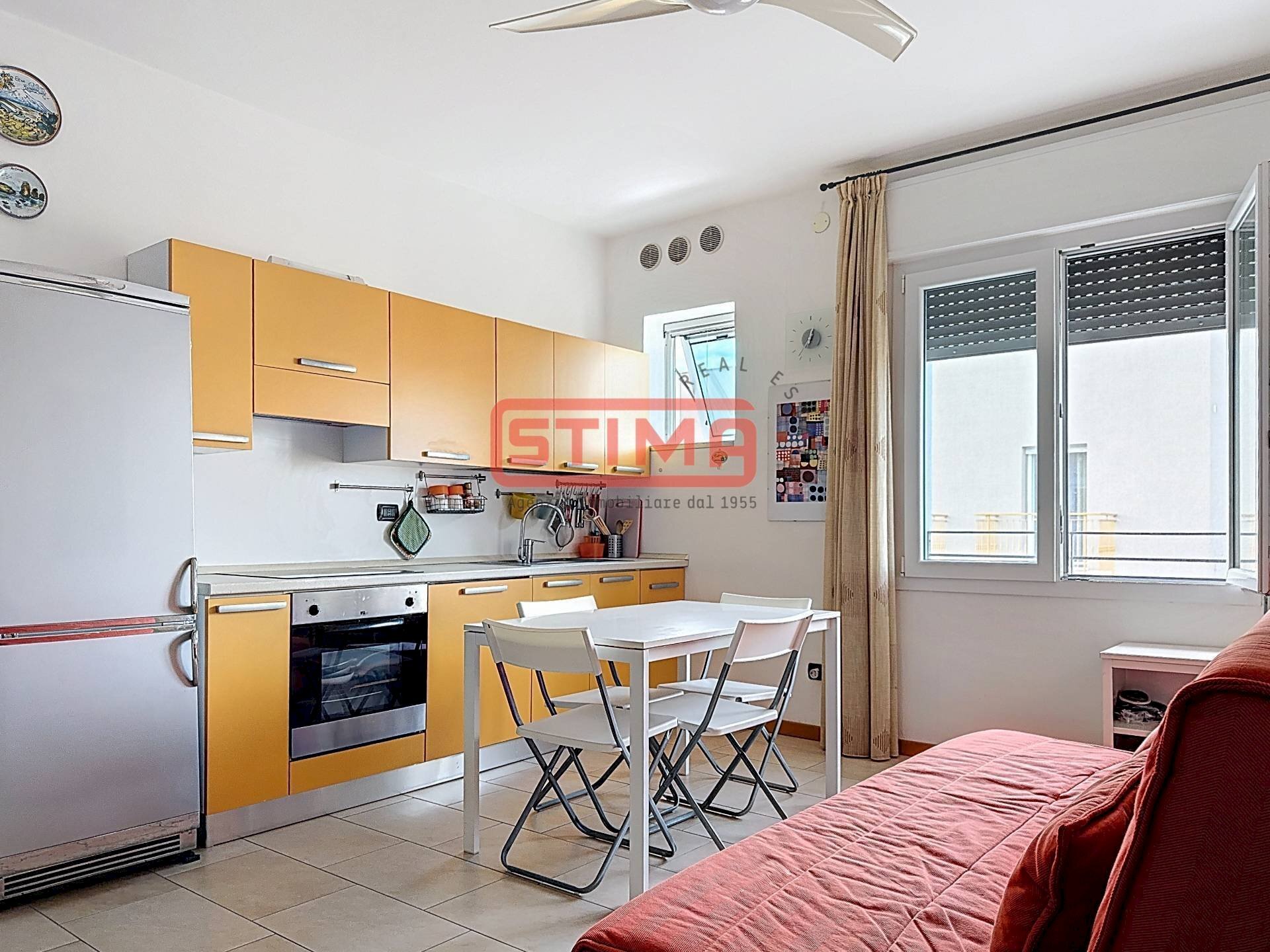 cottura con divano letto tavolo e libreria - Two-room apartment Jesolo - photo 1