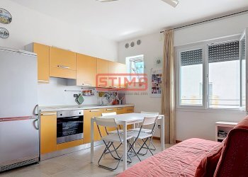 cottura con divano letto tavolo e libreria - Bilocale Jesolo - foto 1