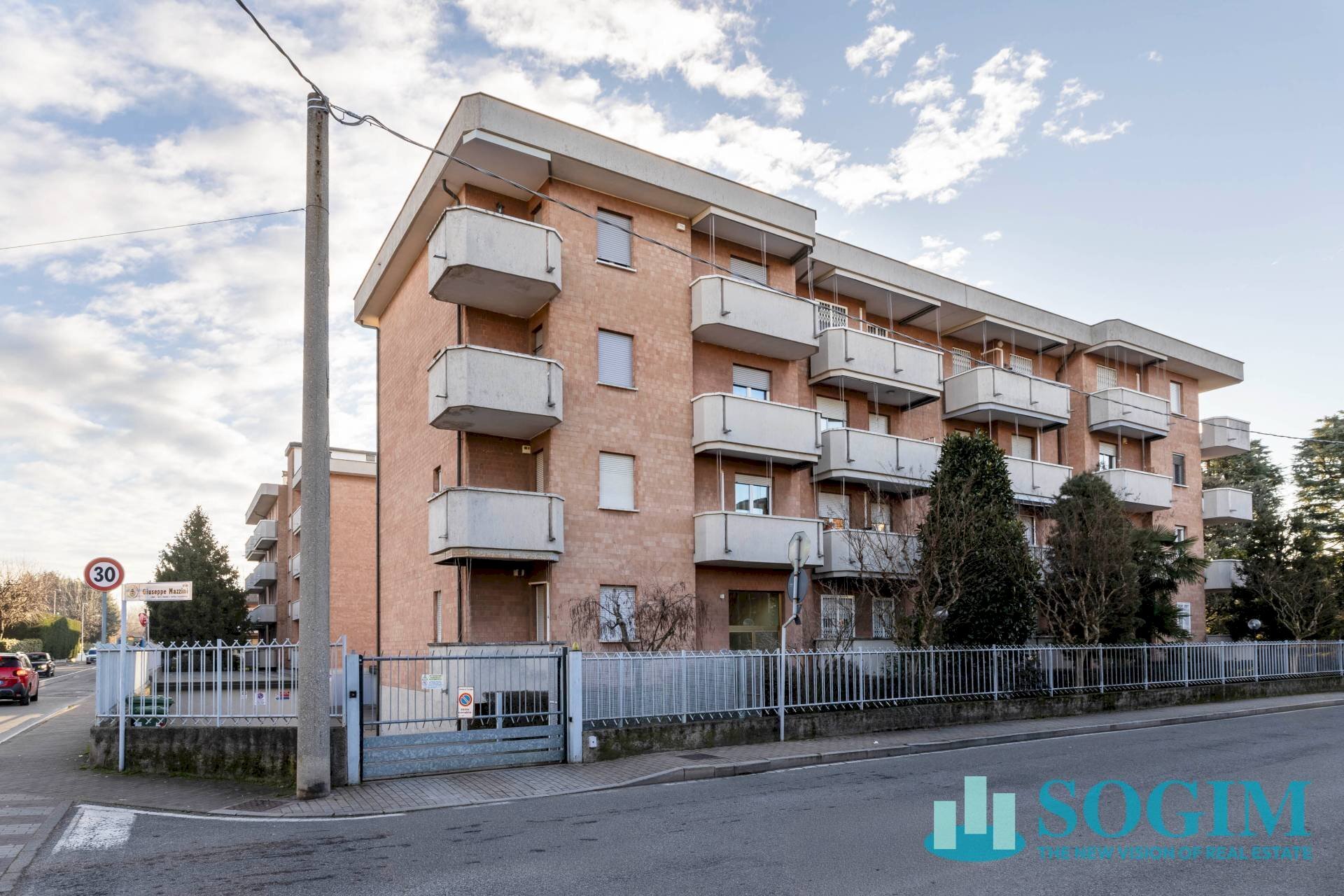 Foto 2 - Trilocale via mazzini
 
26, Carugate - foto 2