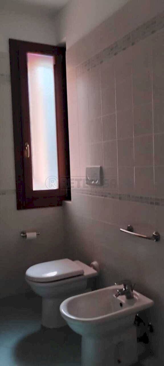 bagno finestrato - Bilocale Via XXIV Maggio 15, Montebello Vicentino - foto 2