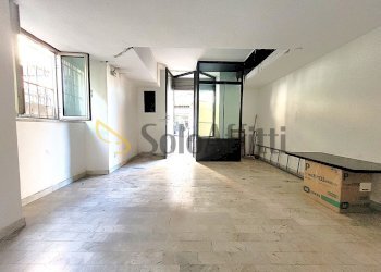 AREA VENDITA - Locale Commerciale Via Giacinto Gigante, Napoli (zona Arenella) - foto 1