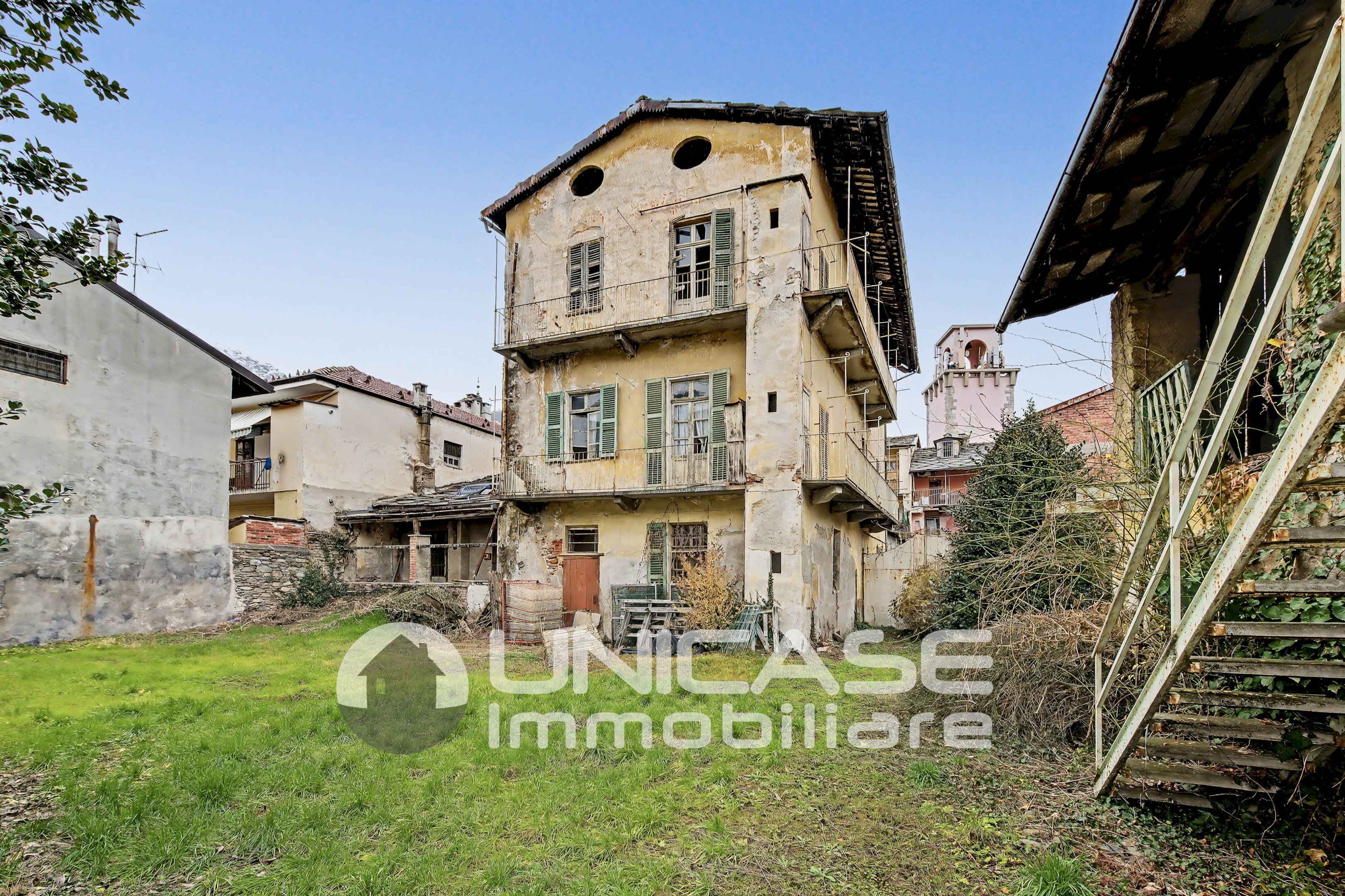 Palazzo Storico piazza municipio, 1, Torre Pellice - foto 2