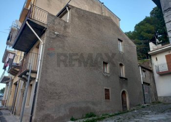 Casa all\'aperto - Casa indipendente Via Libertà
 
62, Montalbano Elicona - foto 2