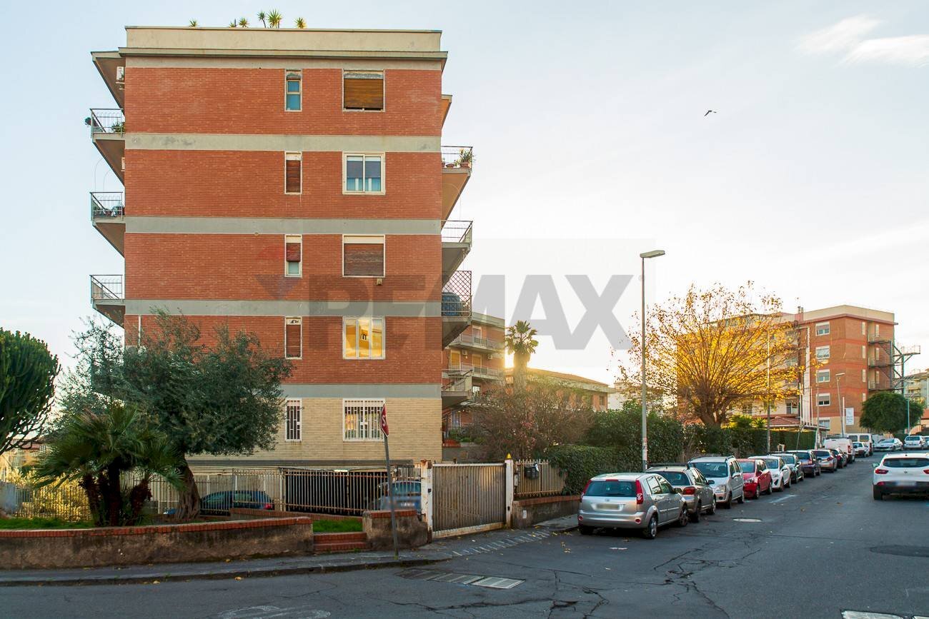 Edificio all\'aperto - Commercial Premises Via Fratelli Bandiera
 
77, Gravina di Catania - photo 1