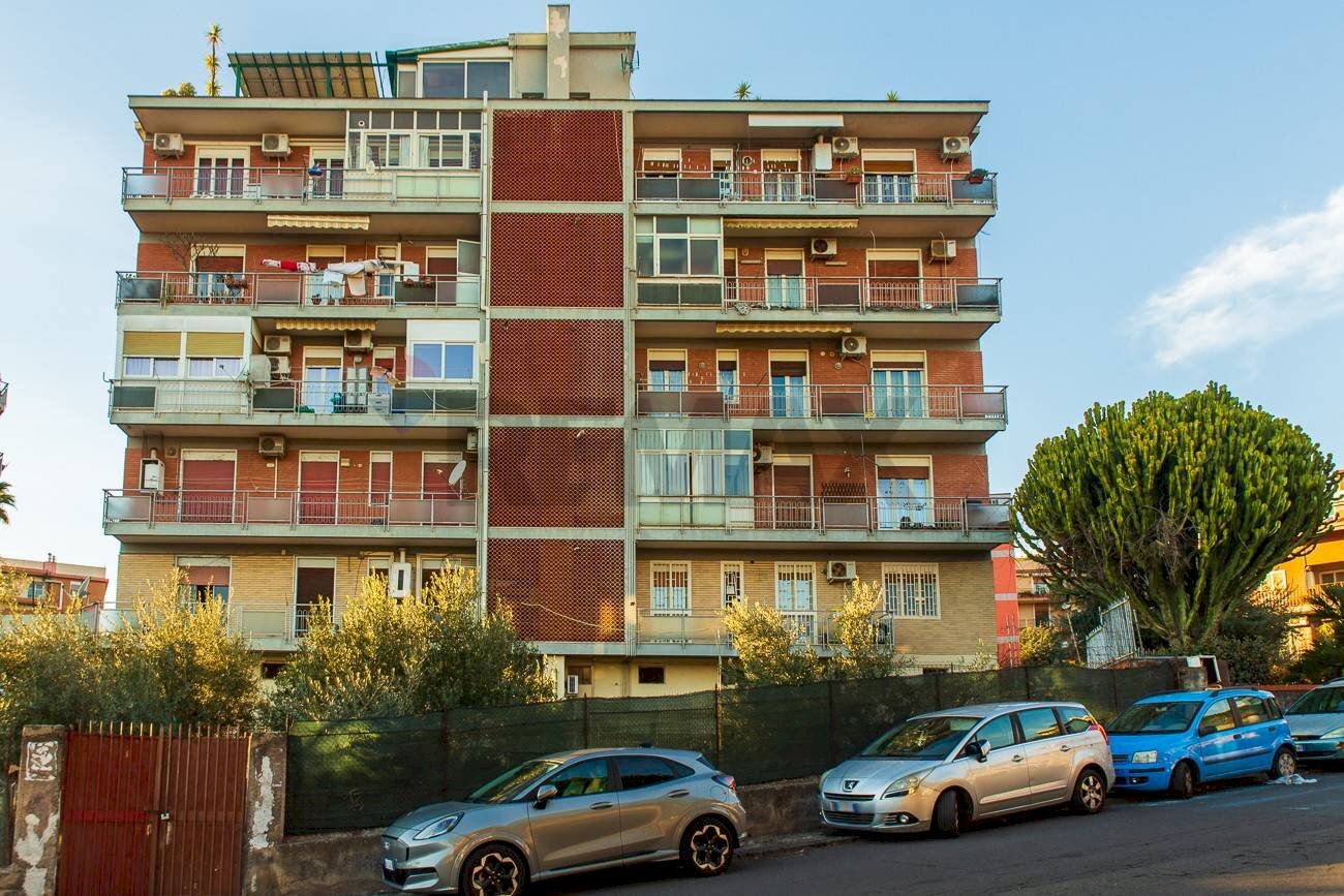 Edificio all\'aperto - Commercial Premises Via Fratelli Bandiera
 
77, Gravina di Catania - photo 2