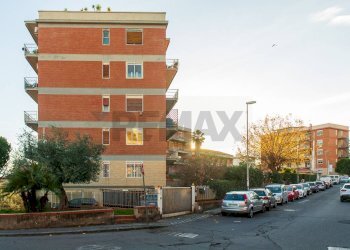 Edificio all\'aperto - Locale Commerciale Via Fratelli Bandiera
 
77, Gravina di Catania - foto 1