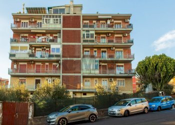 Edificio all\'aperto - Locale Commerciale Via Fratelli Bandiera
 
77, Gravina di Catania - foto 2