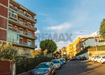 Edificio all\'aperto - Locale Commerciale Via Fratelli Bandiera
 
77, Gravina di Catania - foto 4