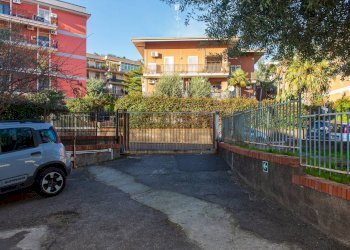 Edificio all\'aperto - Locale Commerciale Via Fratelli Bandiera
 
77, Gravina di Catania - foto 6