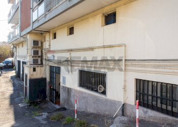 Edificio all\'aperto - Locale Commerciale Via Fratelli Bandiera
 
77, Gravina di Catania - foto 9