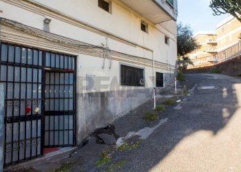 Edificio all\'aperto - Locale Commerciale Via Fratelli Bandiera
 
77, Gravina di Catania - foto 12