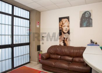 Soggiorno - Locale Commerciale Via Fratelli Bandiera
 
77, Gravina di Catania - foto 17