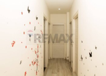 Hall / corridoio - Locale Commerciale Via Fratelli Bandiera
 
77, Gravina di Catania - foto 18