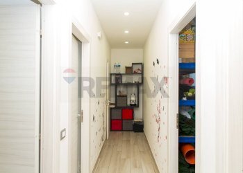 Hall / corridoio - Locale Commerciale Via Fratelli Bandiera
 
77, Gravina di Catania - foto 19