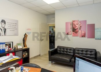 Soggiorno - Locale Commerciale Via Fratelli Bandiera
 
77, Gravina di Catania - foto 31