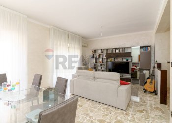 Sala da pranzo - Quadrilocale Via Alcide De Gasperi
 
17, Sant'Agata Li Battiati - foto 1