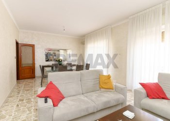 Sala da pranzo - Quadrilocale Via Alcide De Gasperi
 
17, Sant'Agata Li Battiati - foto 7