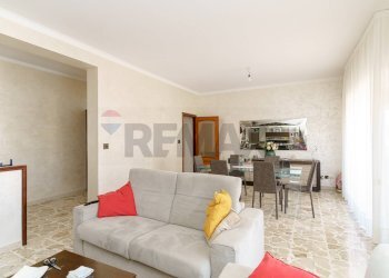 Sala da pranzo - Quadrilocale Via Alcide De Gasperi
 
17, Sant'Agata Li Battiati - foto 8