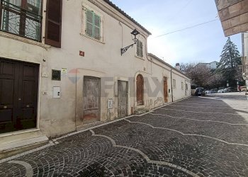 Edificio all\'aperto - Casa semi indipendente Via Agostino Baiocco
 
7, San Valentino in Abruzzo Citeriore - foto 3