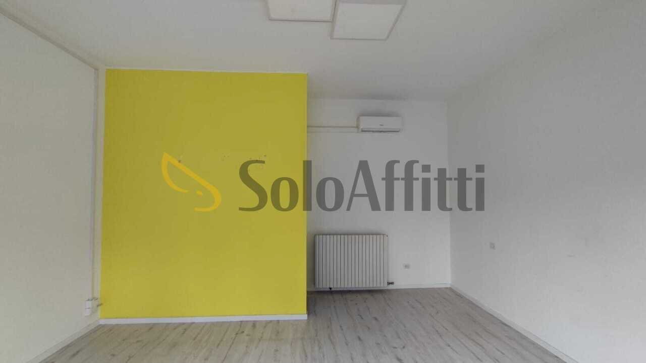 PHOTO-2026-01-09-15-25-04 2.jpg - Commercial Premises Piazzale Caduti Saronnesi 8, Saronno - photo 1