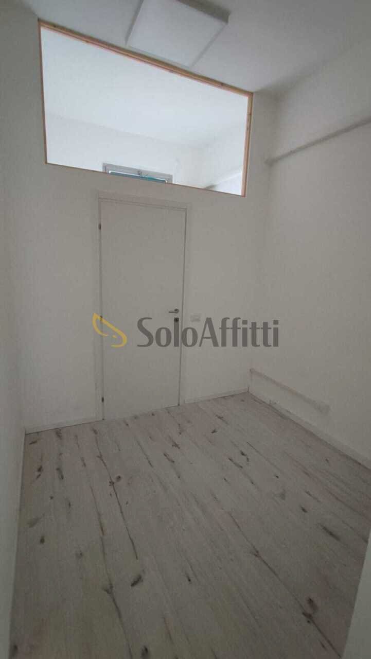 PHOTO-2026-01-09-15-25-00 2.jpg - Commercial Premises Piazzale Caduti Saronnesi 8, Saronno - photo 2