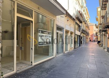 IMG_8425.jpg - Locale Commerciale Via Pretoria 43, Potenza - foto 1