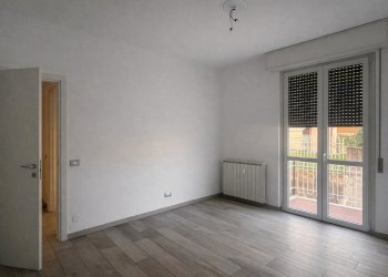 Camera matrimoniale 2.jpg - Trilocale via san luigi  99, Arona - foto 8