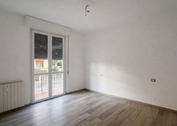 Camera matrimoniale.jpeg - Trilocale via san luigi  99, Arona - foto 9