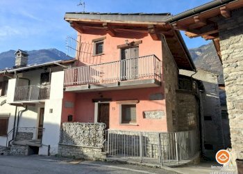 Semi-detached house Frazione Plout, Montjovet - photo 1