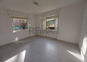 Stanza vuota - Bilocale Via Provinciale per Orino
 
4, Castello Cabiaglio - foto 2